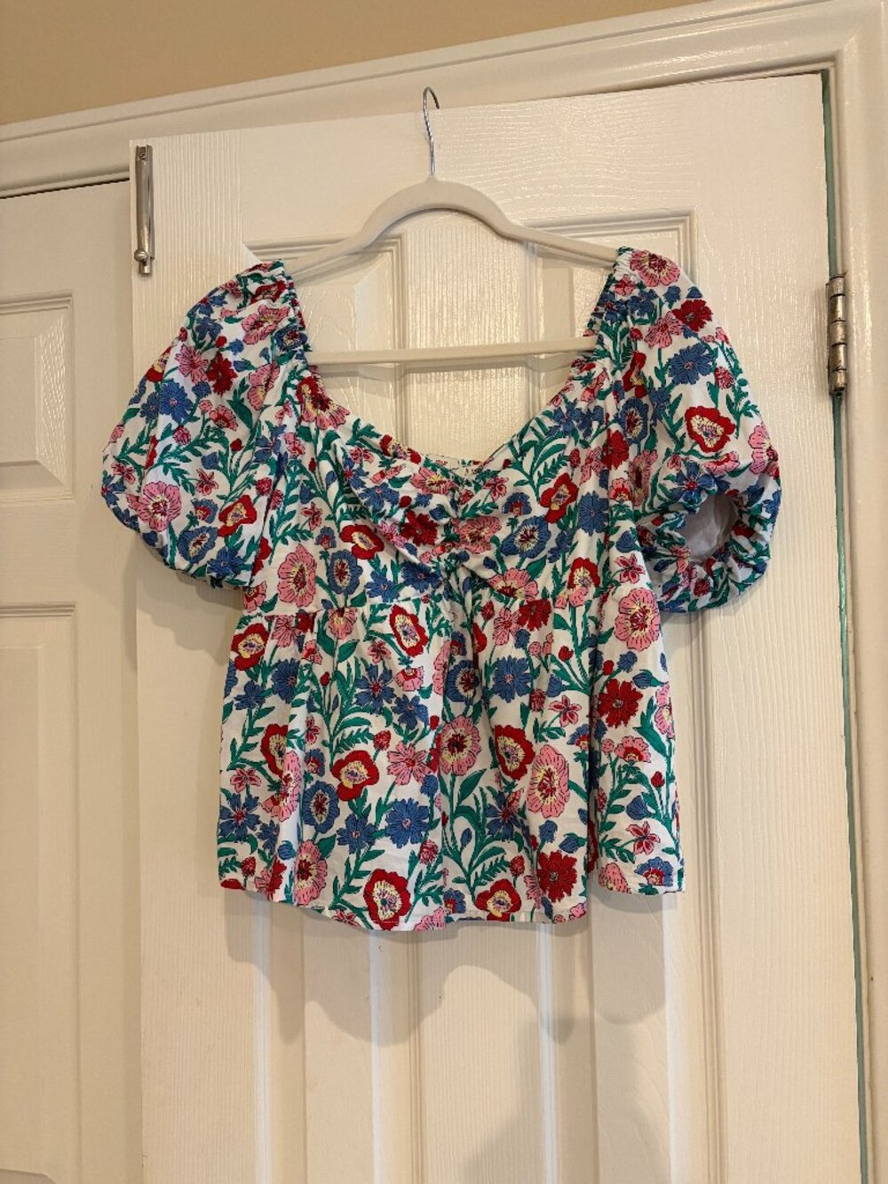 Vineyard Vines Multi Floral Puff Sleeve Top Size M never worn